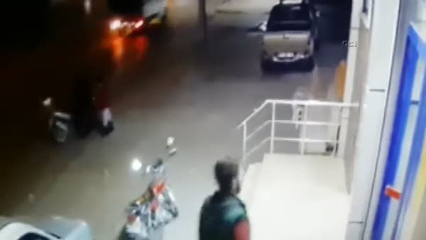 PKK'lı teröristler içinde müşteri bulunan markete bomba attı