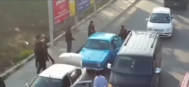 Trafikte demir çubuklu kavga kamerada