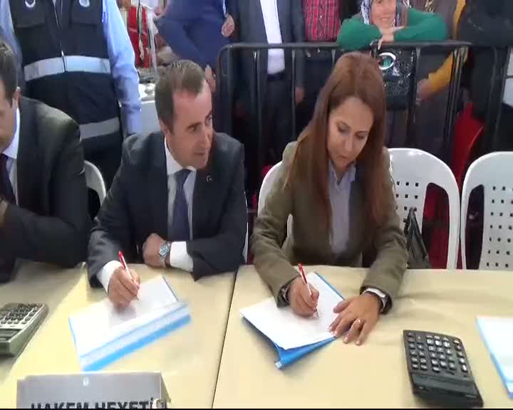 Kadınlardan domates yeme yarışması