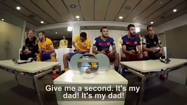 Barselonalı futbolcular FIFA 16 oynadı