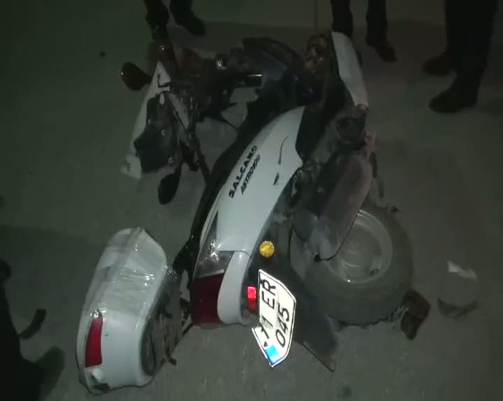 Motosiklet sürücüsü otomobilin ön camından girdi