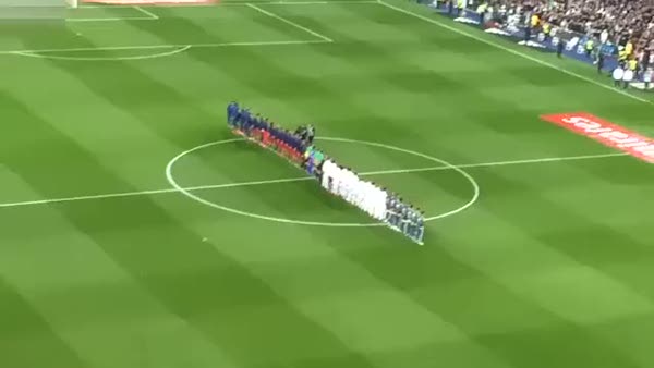 Real Madrid- Barcelona arasındaki maç saygı duruşuyla başladı