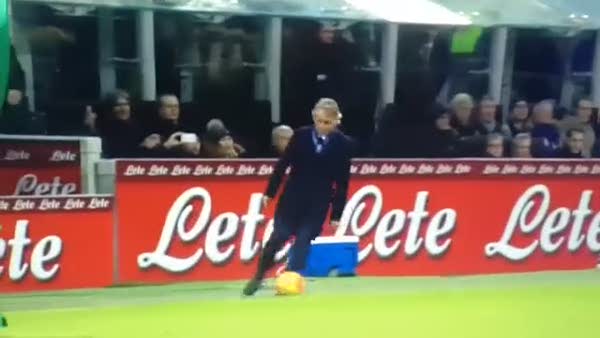 Roberto Mancini topa vurmak isterken düştü