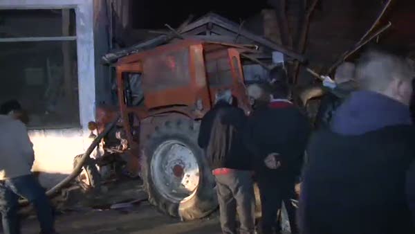 Freni boşalan traktör eve daldı: 2 yaralı