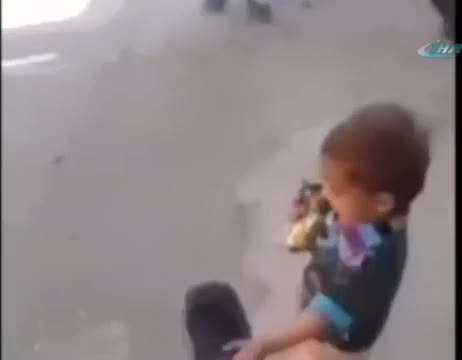 Cips paketi açma uzmanı çocuk