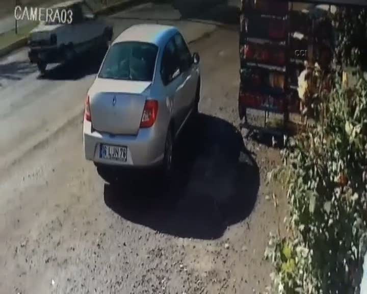El freni çekilmeyen otomobil, Tır'ın altına girdi