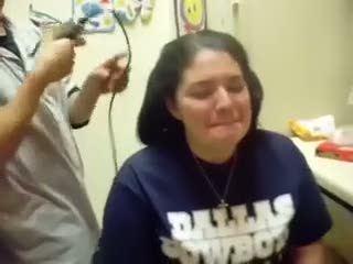 İddiayı kaybedince saçlarını sıfıra vurdu