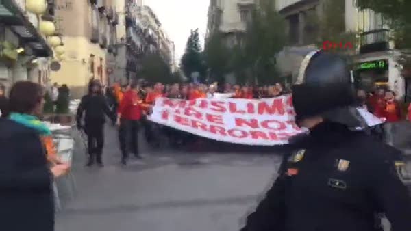 Galatasaray taraftarından Müslümanlar terörist değildir pankartı