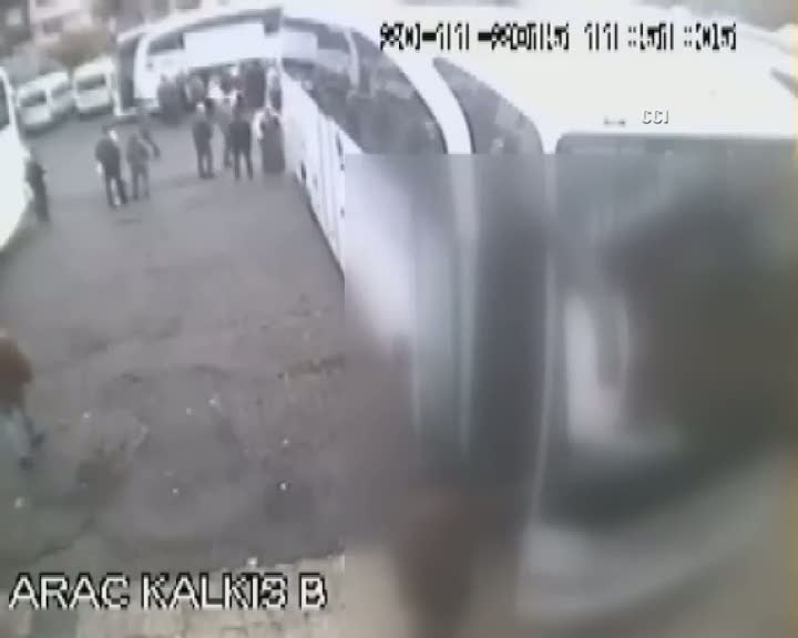 Çuvalla uyuşturucuyu taşıma anı kamerada