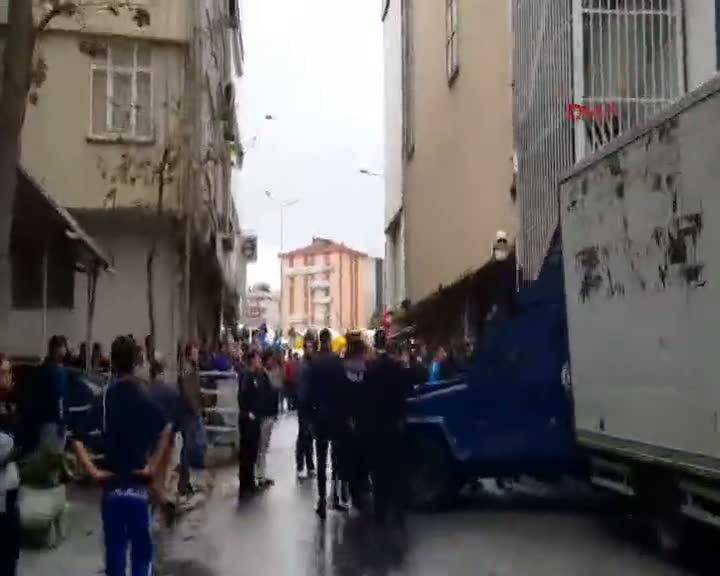 Kurtarmaya gelen polislere taşlı sopalı saldırı