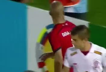 Top toplayıcı çocuğa tokat attı!