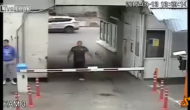 Çıplak adamlar 27 kişiyi dövdü!
