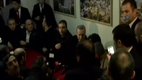 Erdoğan, kahvehanede vatandaşlarla sohbet etti