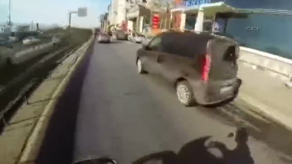 Motosikleti ezmeye çalışan sürücü kamerada