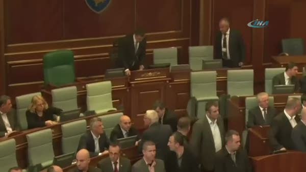 Kosova Meclisi’nde bir gazlı eylem daha