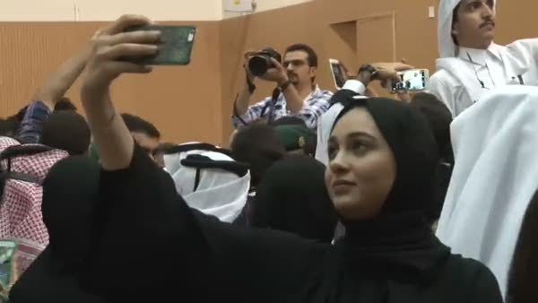 Katarlı öğrencilerin Erdoğan’la aynı karede gözükme yarışı