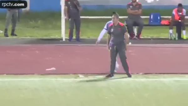 Oyundan alınmasına kızan futbolcu teknik adama saldırdı!