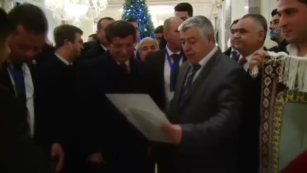 Azeri vatandaştan Davutoğlu’na şiir