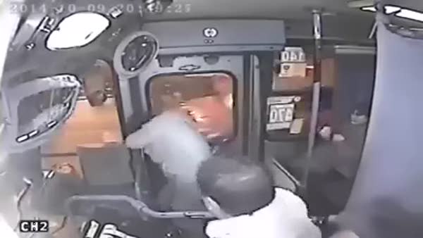 Kapkaççıya otobüs şoföründen sopa şov kamerada