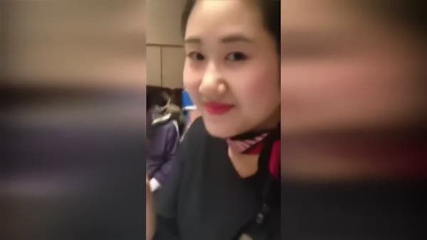 Çinli kadın canlı akrep yiyor