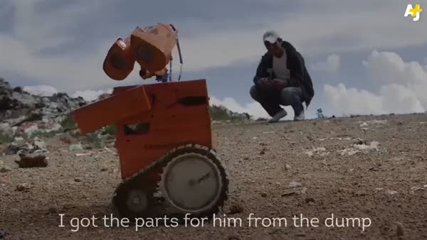 Bulduğu elektronik çöplerle robot yaptı