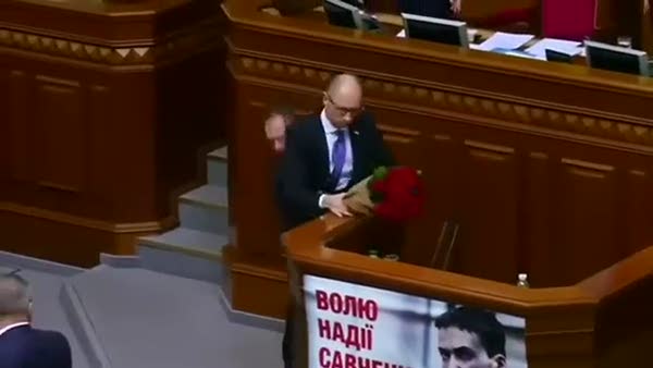 Ukrayna'da bir vekil, Başbakan Yatsenyuk'u kucaklayarak kürsüden indirmeye kalktı
