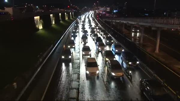 İstanbul’da trafik yoğunluğu hat safhaya ulaştı