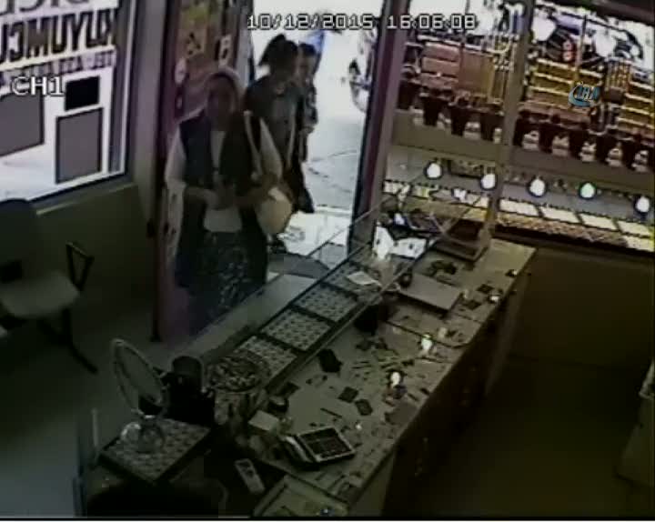 Öldürdüğü adamın paralarını altına yatırmış