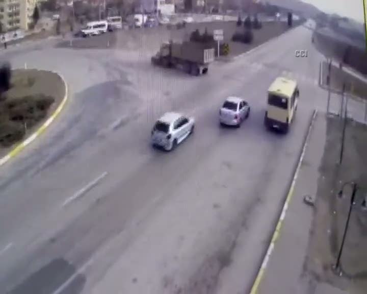 Kamyonun otomobili biçme anı MOBESE kamerasında