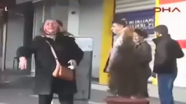 Burası Kürdistan diyen kadına polisten cevap