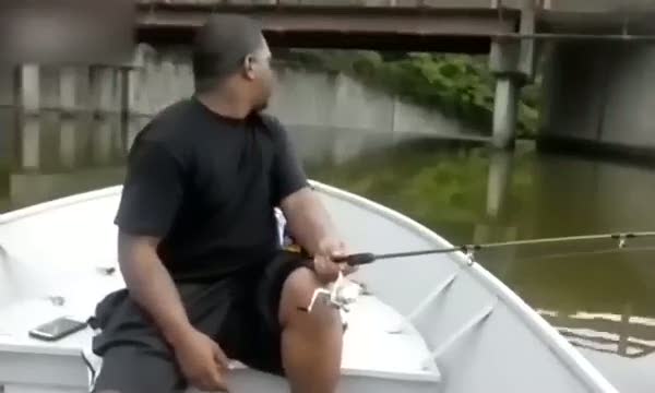 Balık avı meraklı arkadaşların ilginç şakası