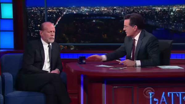 Bruce Willis ve Stephen Colbert yumruk yumruğa