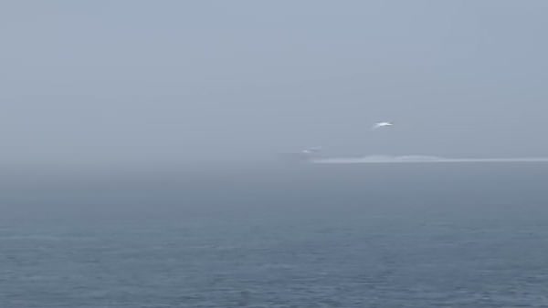 Füze gösteren Rus savaş gemisi Çanakkale Boğazı'nı siste geçti