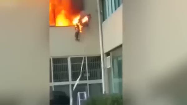 Yangın söndürmek isteyen itfaiyeci kendisi yandı