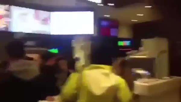 Restoranda başörtülü işçiye ırkçı saldırı
