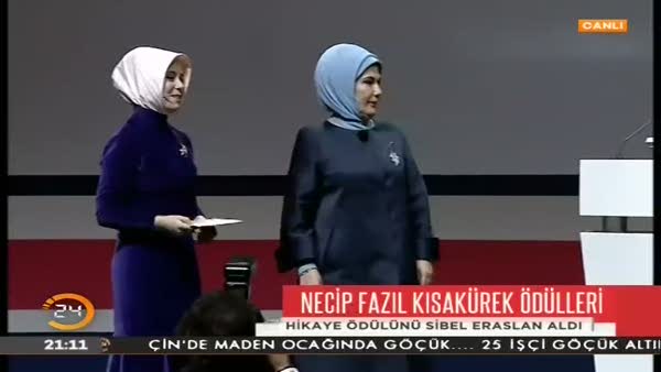 Sibel Eraslan, Hikaye Ödülü'nü Emine Erdoğan'ın elinden aldı