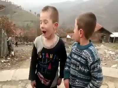 Sevimli çocukların komik yol tarifi