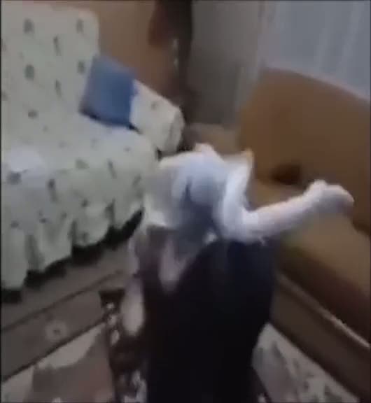 Namazda rahat vermeyen sevimli kız çocuğu