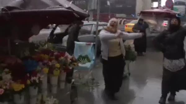 Taksim’de kar yağışını göbek atarak kutladılar