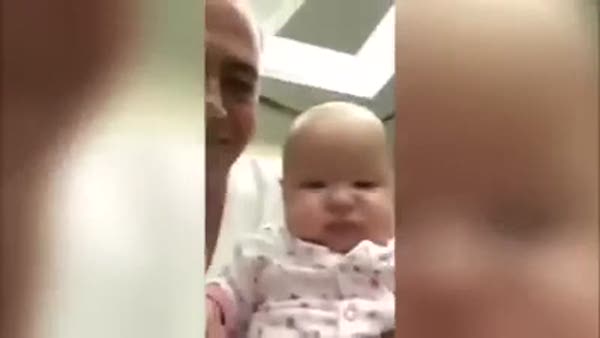 Kendini ön kameradan gören bebeğin komik tepkisi
