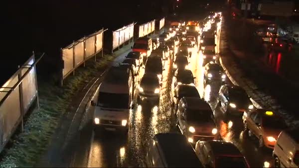 İstanbul’da etkili olan kar yoğun trafiğe yol açtı