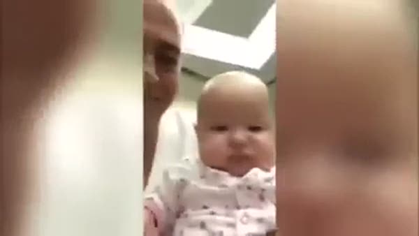 Telefonun ön kamerasından kendinini gören bebek