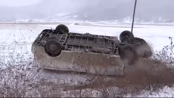 Karda kayan minibüs takla attı: 1 yaralı