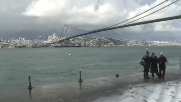 Kar yağışı altında İstanbul Boğazı'nda yüzdüler