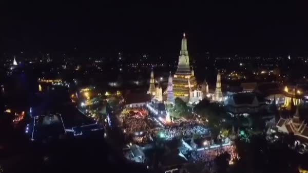Tayland yeni yılı havai fişeklerle karşıladı