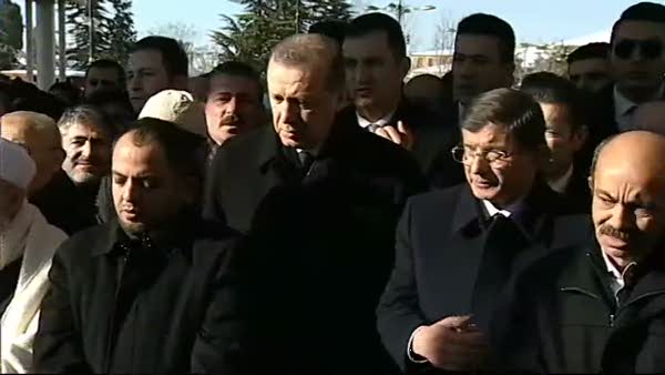 Tabutu, Cumhurbaşkanı Erdoğan ve Başbakan Davutoğlu taşıdı