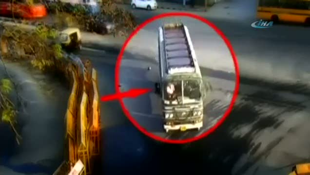 Otobüs motosikleti ezdi geçti
