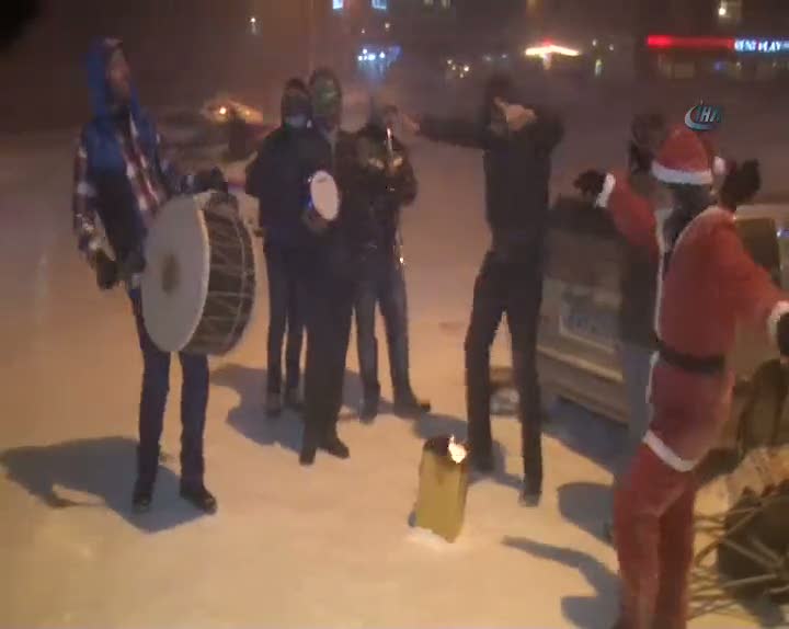 Noel Baba'ya çiftetelli oynattılar