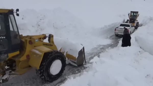 Kar ve çığ nedeniyle yüzlerce araç yolda kaldı