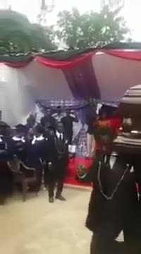 Cenazede ilginç görüntü!